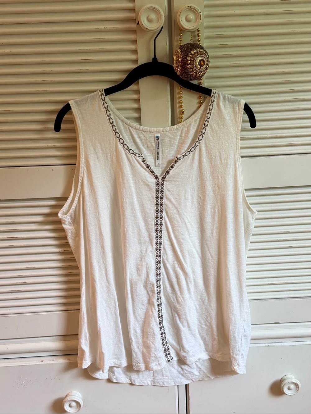 Kühl  White Embroidered V-Neck Tank Top, Large